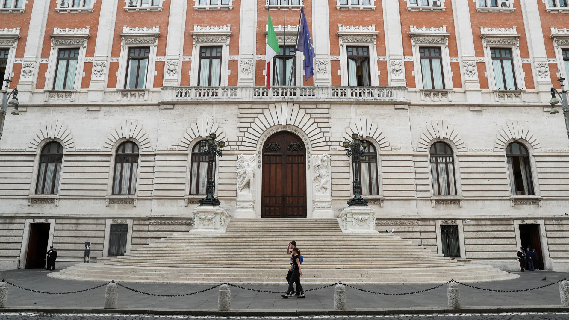 La fachada del Parlamento italiano La fachada del Parlamento italiano