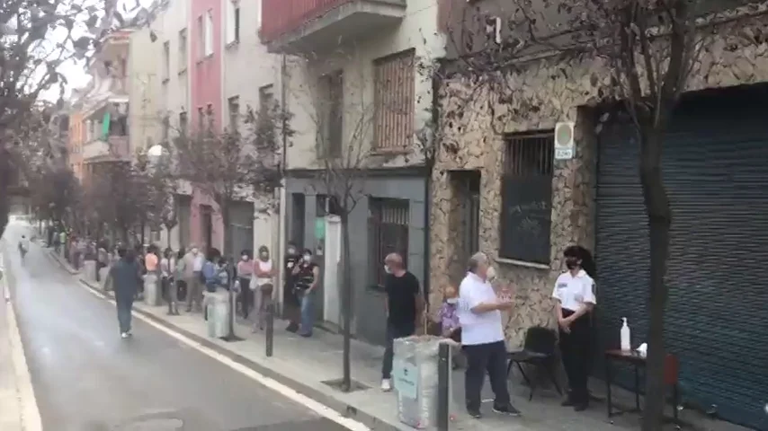 Barcelona realiza cribados masivos de coronavirus en el barrio de Trinitat Vella, uno de los más afectados Barcelona realiza cribados masivos de coronavirus en el barrio de Trinitat Vella, uno de los más afectados