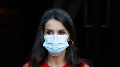 El vestidazo otoñal de la reina Letizia para su noche de ópera con el rey Felipe