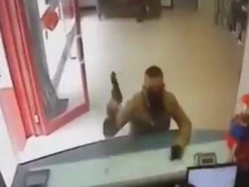 Un hombre apunta con una pistola al dependiente de una tienda en Terrassa