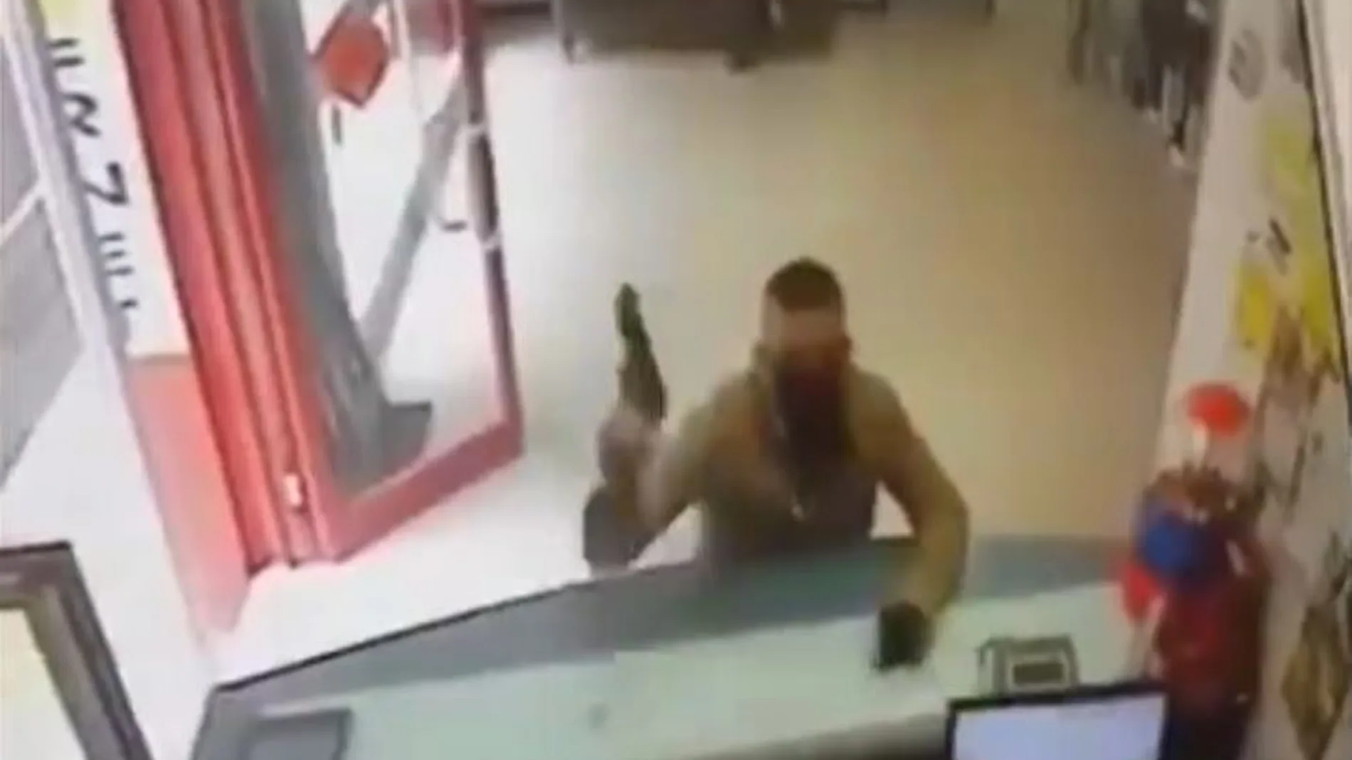 Un hombre apunta con una pistola al dependiente de una tienda en Terrassa Un hombre apunta con una pistola al dependiente de una tienda en Terrassa