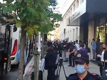 La llegada del Real Madrid a su hotel de San Sebastián a menos de seis horas del partido tras la avería de su avión