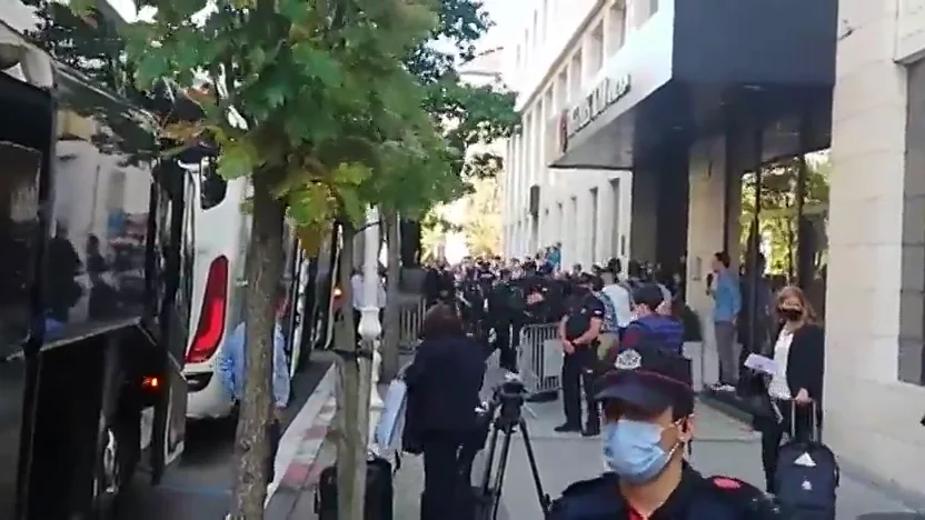 La llegada del Real Madrid a su hotel de San Sebastián a menos de seis horas del partido tras la avería de su avión La llegada del Real Madrid a su hotel de San Sebastián a menos de seis horas del partido tras la avería de su avión