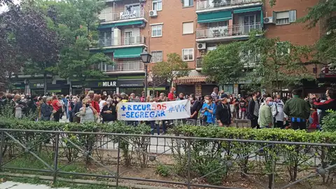 Vecinos de Villa de Vallecas protestan contra las nuevas restricciones Vecinos de Villa de Vallecas protestan contra las nuevas restricciones