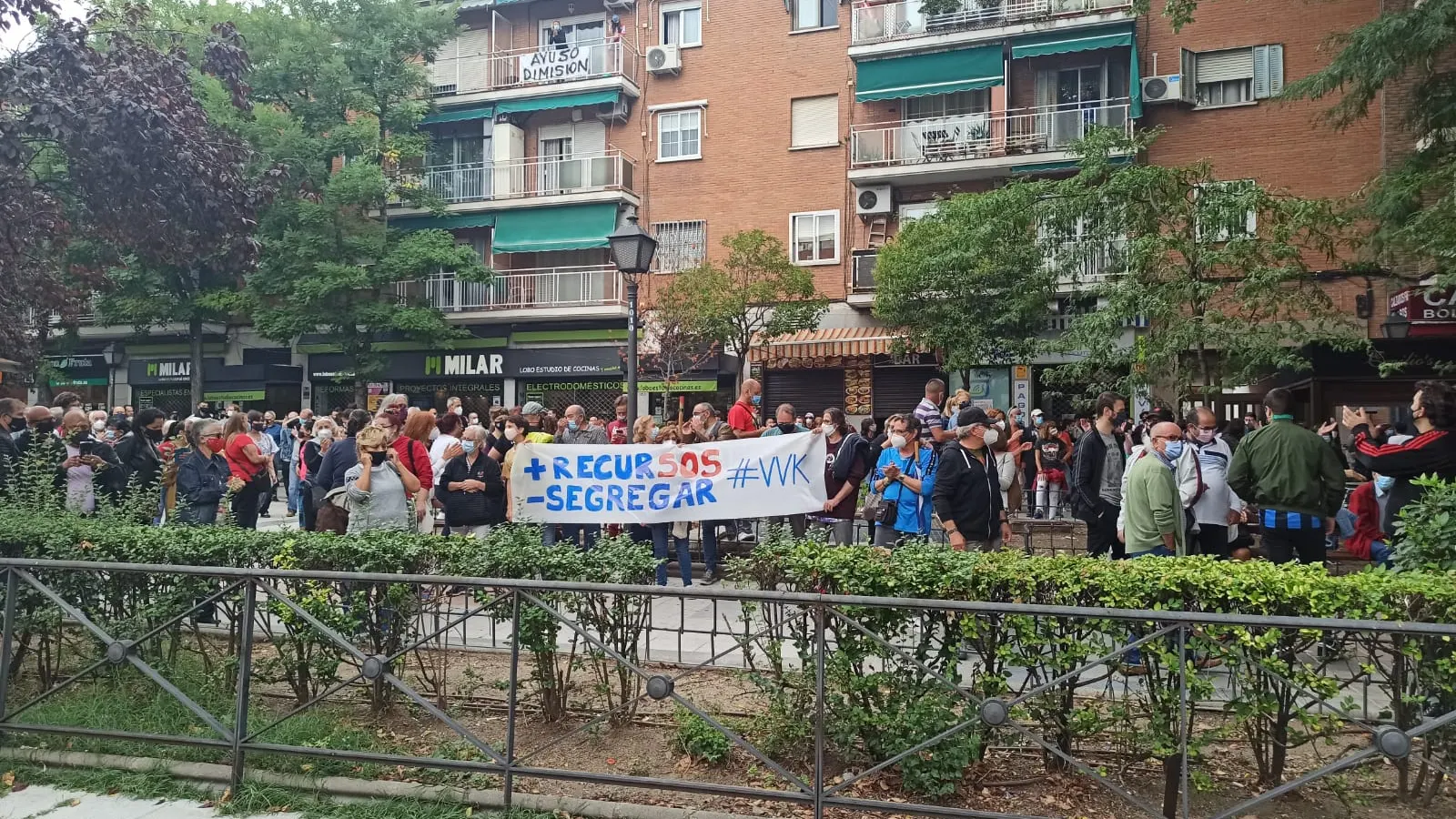 Vecinos de Villa de Vallecas protestan contra las nuevas restricciones Vecinos de Villa de Vallecas protestan contra las nuevas restricciones