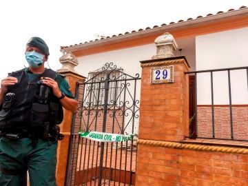 Un agente de la Guardia Civil de Zafra (Badajoz) vigila la vivienda del autor confeso de Manuela Chavero