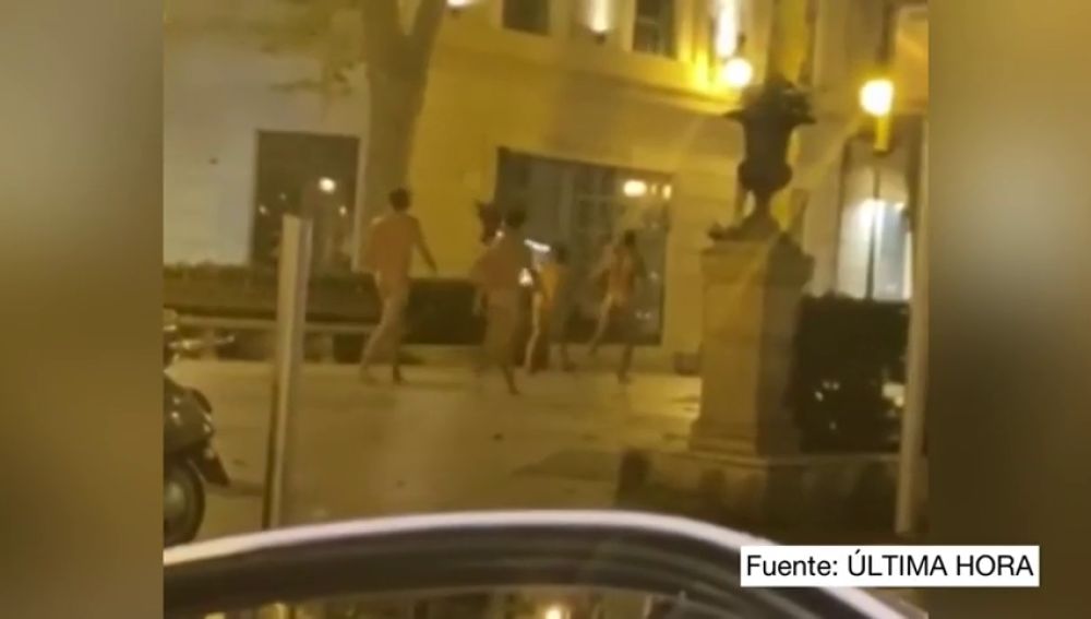 Captan en vídeo a cuatro jóvenes paseando desnudos por Passeig des Born de Palma