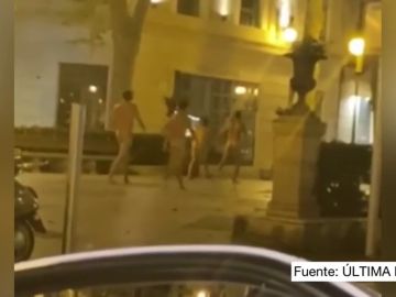 Captan en vídeo a cuatro jóvenes paseando desnudos por Passeig des Born de Palma