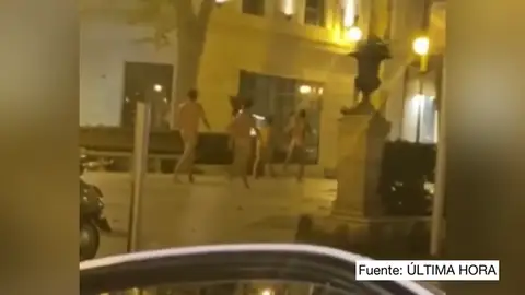 Captan en vídeo a cuatro jóvenes paseando desnudos por Passeig des Born de Palma Captan en vídeo a cuatro jóvenes paseando desnudos por Passeig des Born de Palma