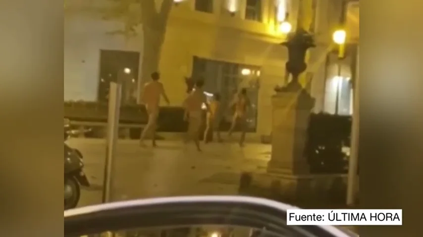 Captan en vídeo a cuatro jóvenes paseando desnudos por Passeig des Born de Palma Captan en vídeo a cuatro jóvenes paseando desnudos por Passeig des Born de Palma