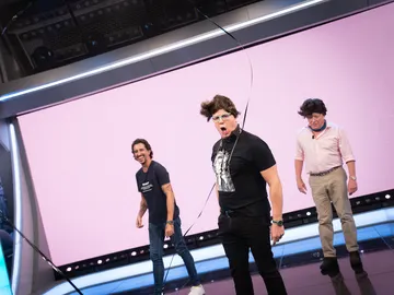 Los Morancos sacan partido al nuevo experimento de Marron: ¡la cinta voladora! Los Morancos sacan partido al nuevo experimento de Marron: ¡la cinta voladora!