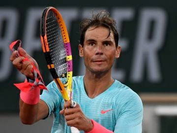 Rafa Nadal aplaude tras su victoria en su estreno en Roland Garros