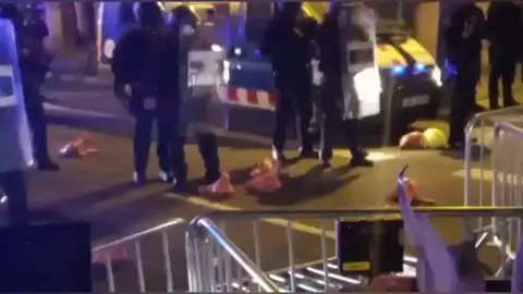 Lanzan cabezas de cerdo a los Mossos en la protesta en Barcelona contra la inhabilitación de Quim Torra Lanzan cabezas de cerdo a los Mossos en la protesta en Barcelona contra la inhabilitación de Quim Torra