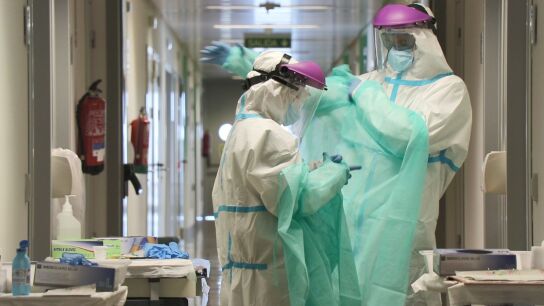 Sanitarios coloc&aacute;ndose el traje EPI