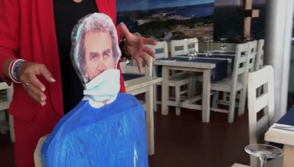Un local de Fisterra, A Coruña, coloca siluetas de personajes populares para mantener la distancia frente al coronavirus.