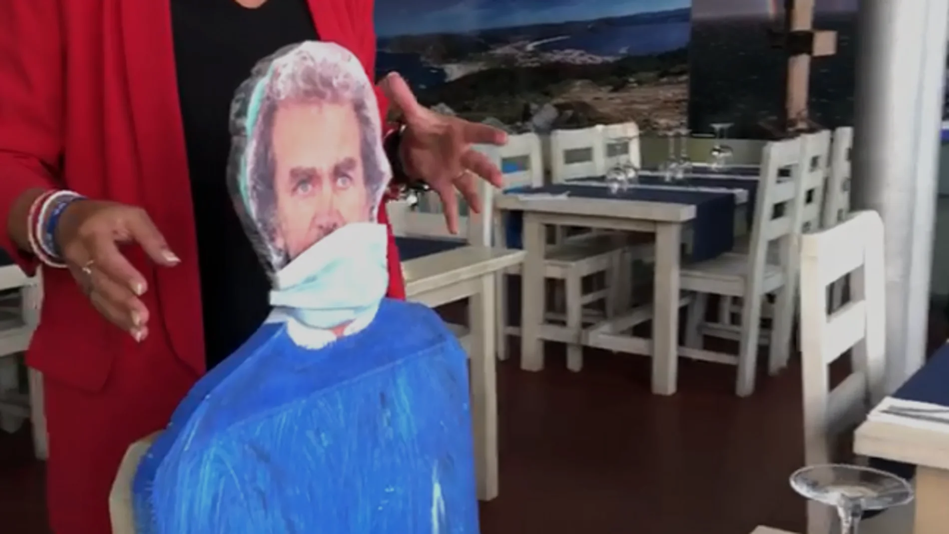 Un local de Fisterra, A Coruña, coloca siluetas de personajes populares para mantener la distancia frente al coronavirus. Un local de Fisterra, A Coruña, coloca siluetas de personajes populares para mantener la distancia frente al coronavirus.