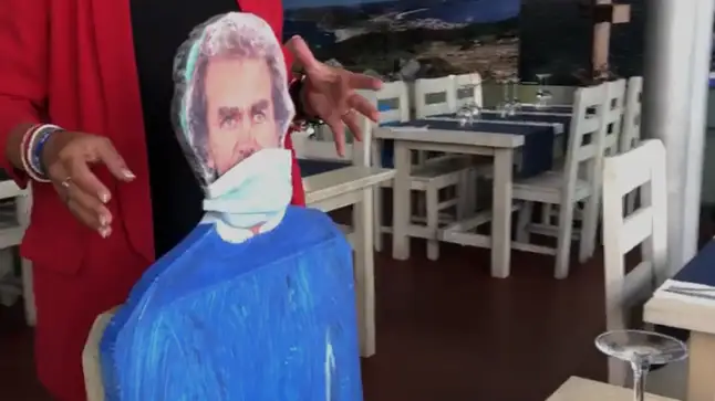 Un local de Fisterra, A Coruña, coloca siluetas de personajes populares para mantener la distancia frente al coronavirus. Un local de Fisterra, A Coruña, coloca siluetas de personajes populares para mantener la distancia frente al coronavirus.