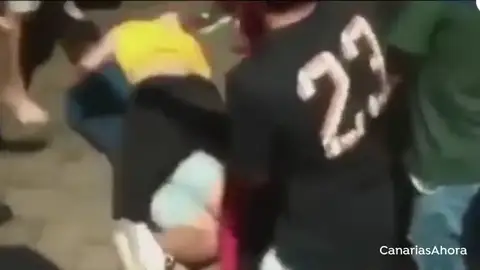Pelea multitudinaria de jóvenes en Canarias tras citarse por Internet Pelea multitudinaria de jóvenes en Canarias tras citarse por Internet