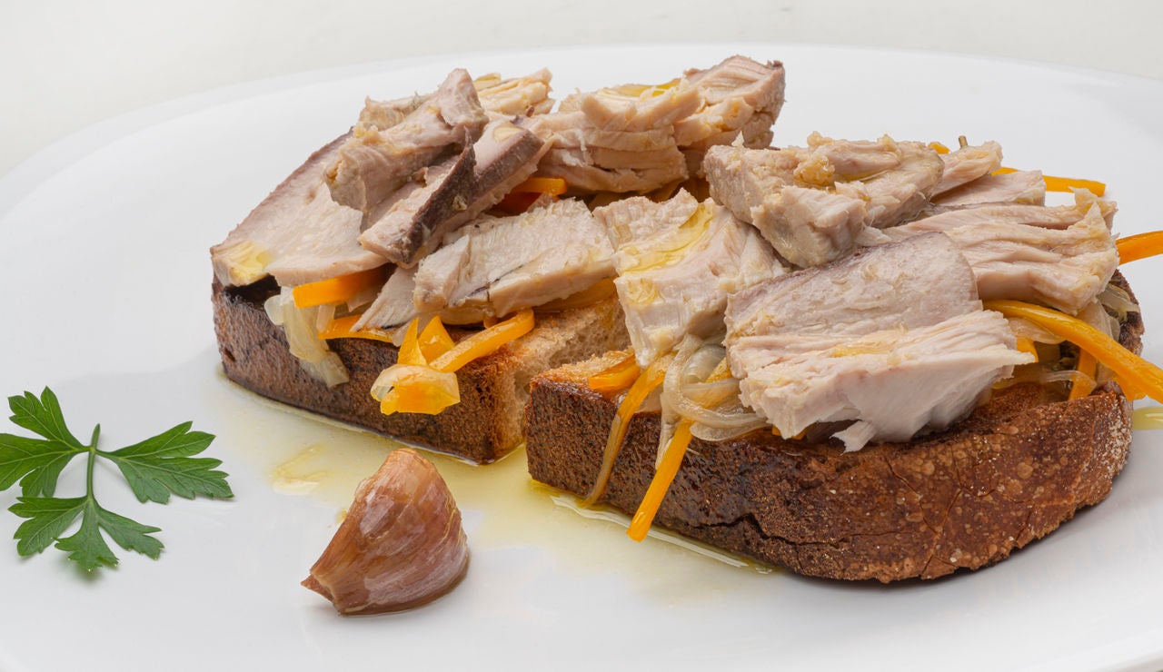 Tosta de bonito en escabeche Tosta de bonito en escabeche