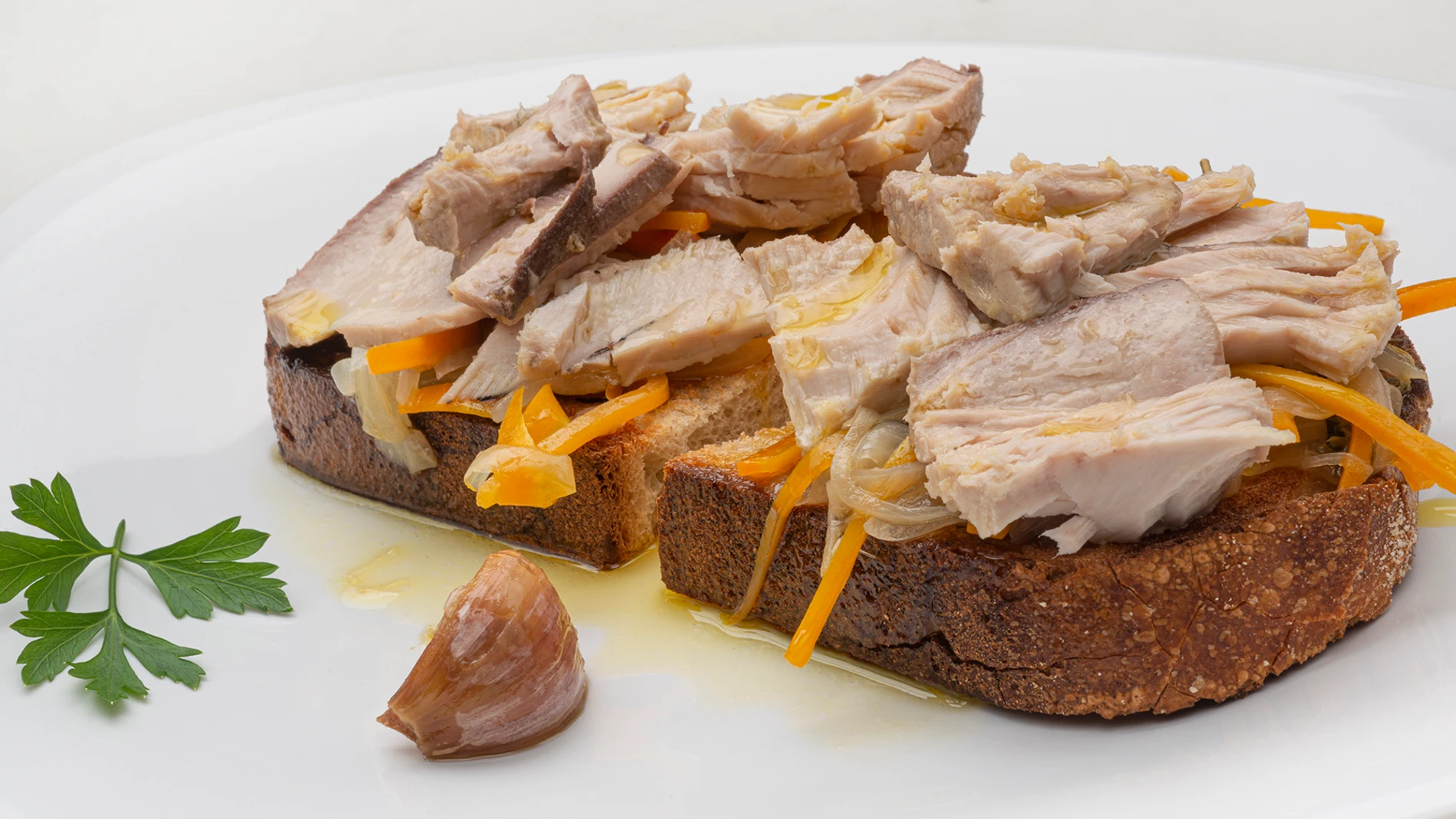 Tosta de bonito en escabeche