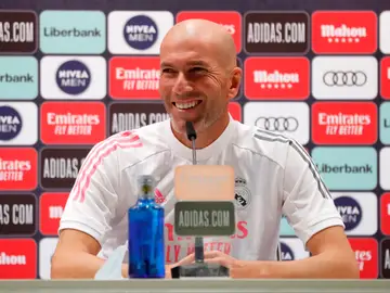 Zidane bromea en la sala de prensa Zidane bromea en la sala de prensa