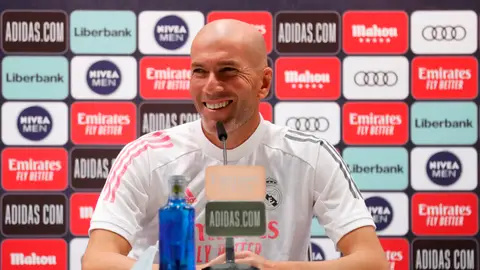 Zidane bromea en la sala de prensa Zidane bromea en la sala de prensa
