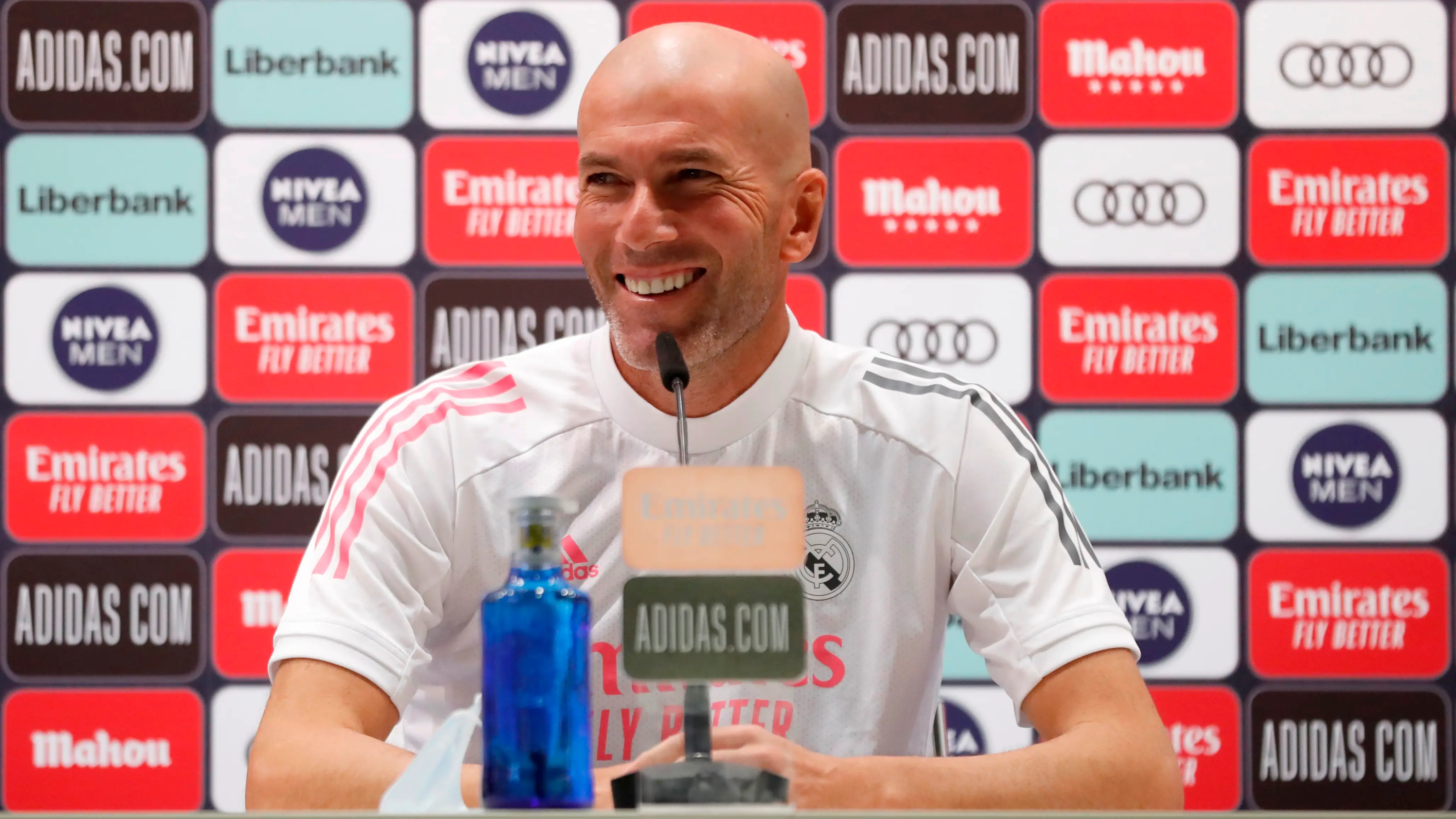 Zidane bromea en la sala de prensa Zidane bromea en la sala de prensa