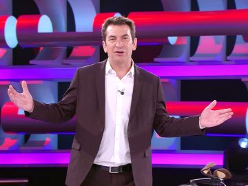 La flipante coincidencia de dos concursantes que hace a Arturo Valls presentar la versión italiana de ‘¡Ahora caigo!’ 
