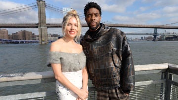 Chadwick Boseman y Sienna Miller