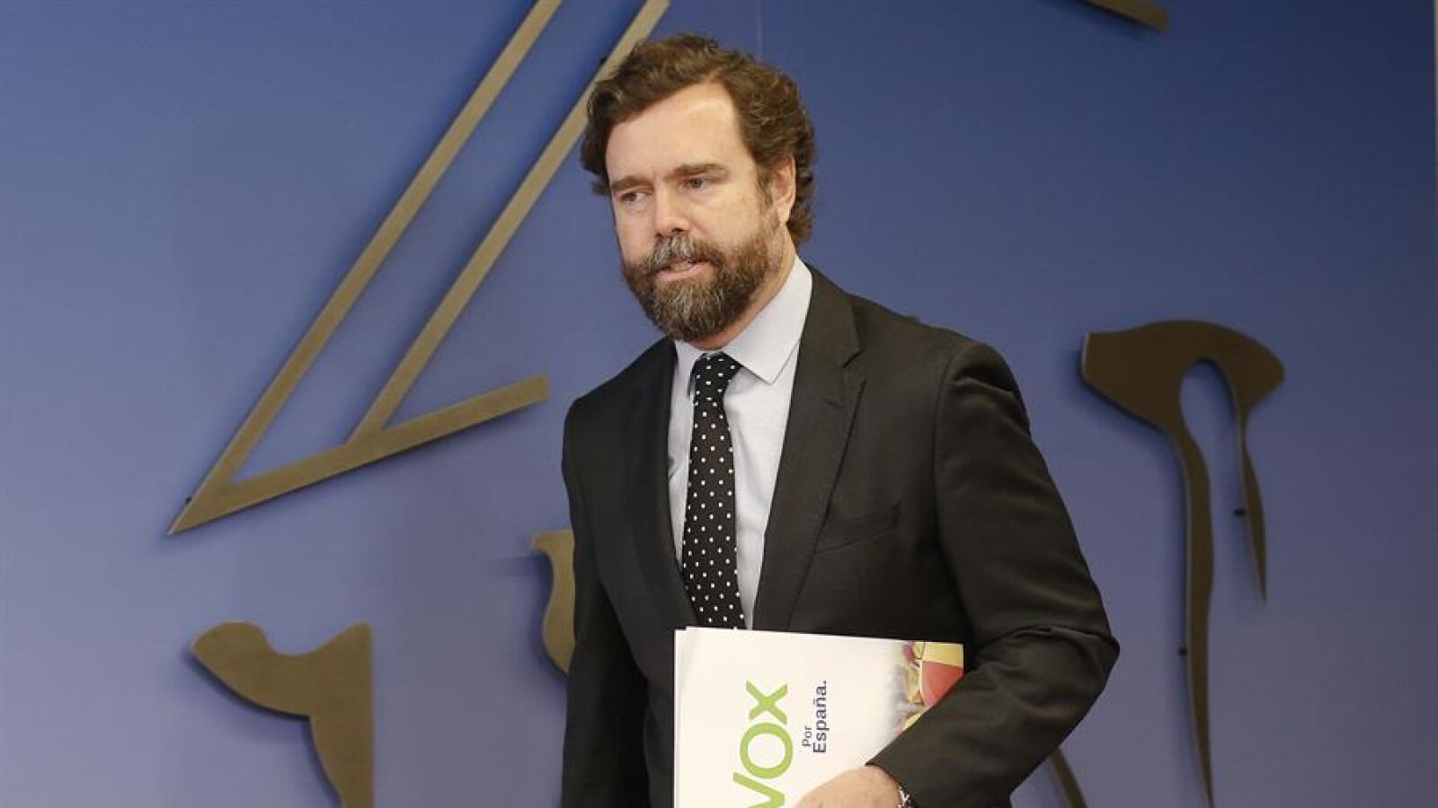 Iván Espinosa de los Monteros denuncia el robo de su portafolios antes de registrar la moción de censura de Vox contra Pedro Sánchez