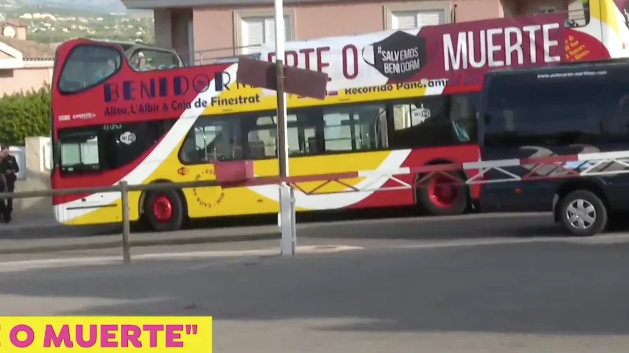 Autob&uacute;s 'ERTE o muerte' de Benidorm 
