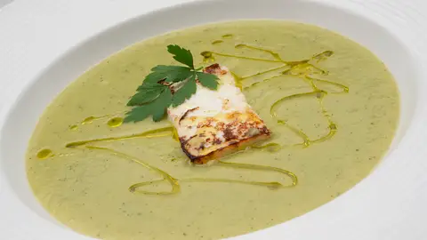 Receta de crema de calabacín con queso salteado Receta de crema de calabacín con queso salteado