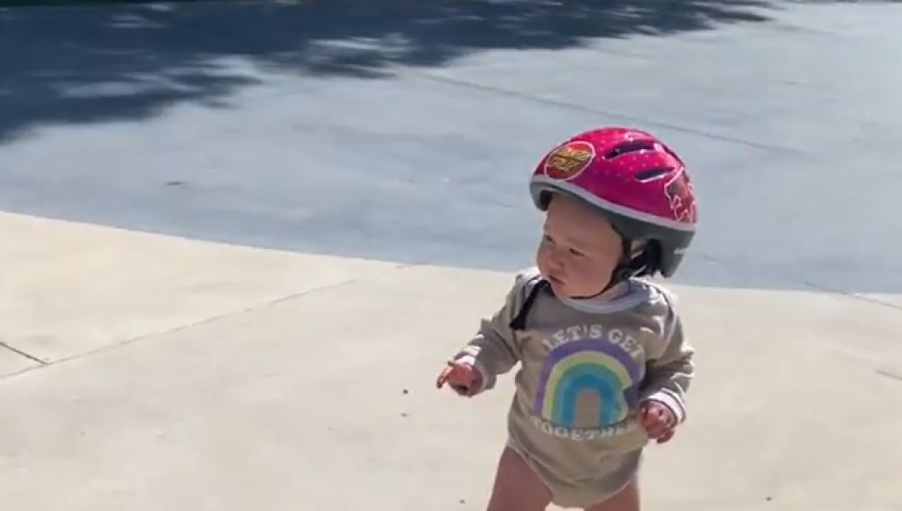 Polly Gray, la niña de 11 meses que triunfa en TikTok patinando