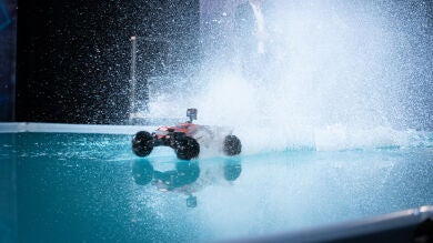 ¿Es posible conducir sobre el agua? Pablo Alborán alucina con el experimento de Marron en 'El Hormiguero 3.0'