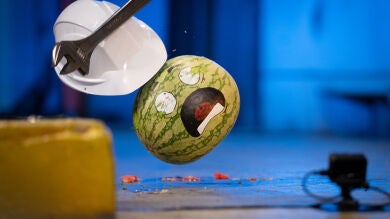 'El Hormiguero 3.0' pone a prueba los cascos de seguridad de las obras: ¿son tan fiables como parecen?