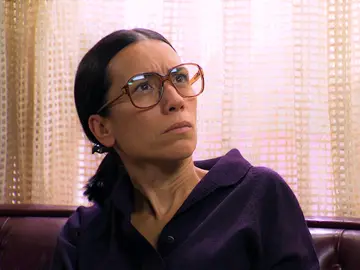 Las excusas de Marcelino hacen sospechar a Manolita de que oculta algo Las excusas de Marcelino hacen sospechar a Manolita de que oculta algo