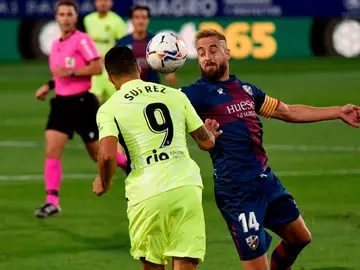 Jorge Pulido y Luis Suárez luchan por un balón Jorge Pulido y Luis Suárez luchan por un balón