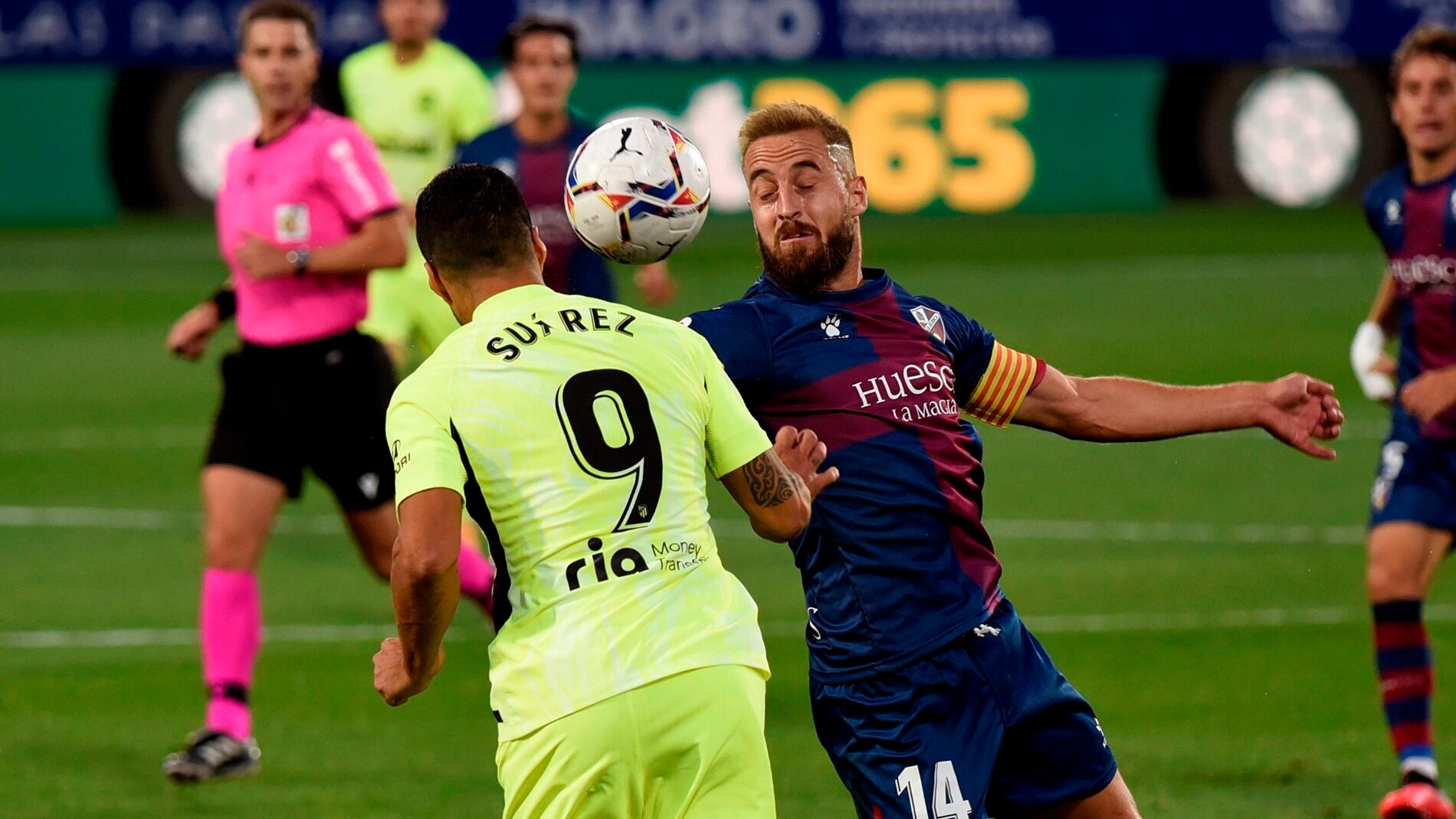Jorge Pulido y Luis Su&aacute;rez luchan por un bal&oacute;n