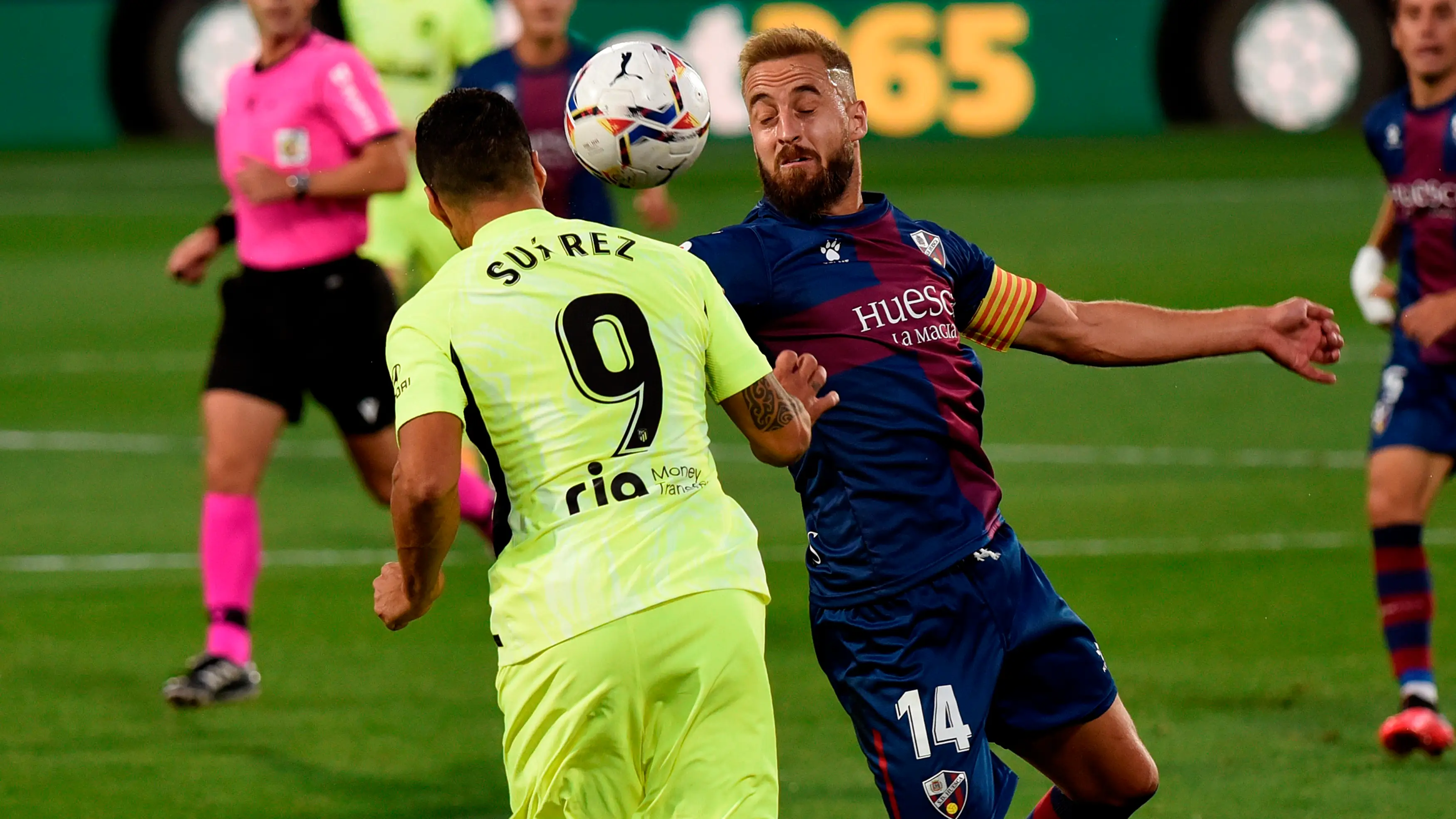 Jorge Pulido y Luis Suárez luchan por un balón Jorge Pulido y Luis Suárez luchan por un balón