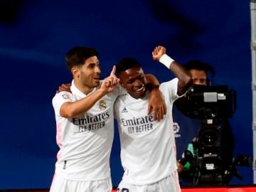 Vinicius y Marco Asensio celebran el gol ante el Valladolid