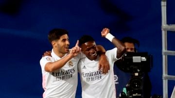 Vinicius y Marco Asensio celebran el gol ante el Valladolid