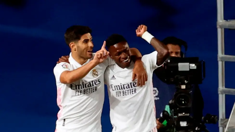 Vinicius y Marco Asensio celebran el gol ante el Valladolid
