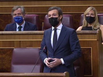 Pablo Casado acusa al Gobierno de arruinar las instituciones por unos votos y Pedro Sánchez responde que no se invente amenazas