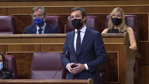 Pablo Casado acusa al Gobierno de arruinar las instituciones por unos votos y Pedro S&aacute;nchez responde que no se invente amenazas