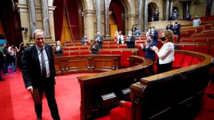El expresidente de la Generalitat, Quim Torra, abandona el hemiciclo del Parlament tras intervenir en el pleno.