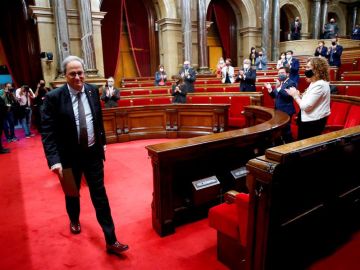El expresidente de la Generalitat, Quim Torra, abandona el hemiciclo del Parlament tras intervenir en el pleno.