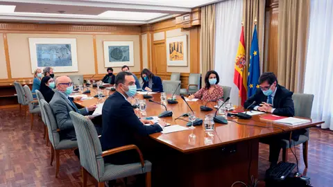 El ministro de Sanidad preside un Consejo Interterritorial de Salud El ministro de Sanidad, Salvador Illa (d), preside la reunión del Consejo Interterritorial del Sistema Nacional de Salud
