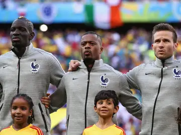 Evra revela el escándalo racista en el fútbol francés: "Llegaban cartas y cajas llenas de caca y todo se escondía" Evra revela el escándalo racista en el fútbol francés: "Llegaban cartas y cajas llenas de caca y todo se escondía"