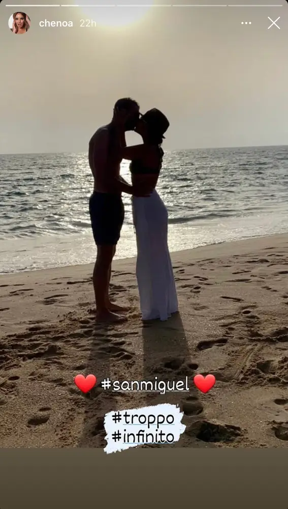 Chenoa y Miguel Sánchez Encinas fundiéndose en un apasionado beso