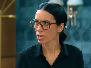 Manolita, llena de rabia e impotencia, se enfrenta a Marcelino al sentirse engañada Manolita, llena de rabia e impotencia, se enfrenta a Marcelino al sentirse engañada